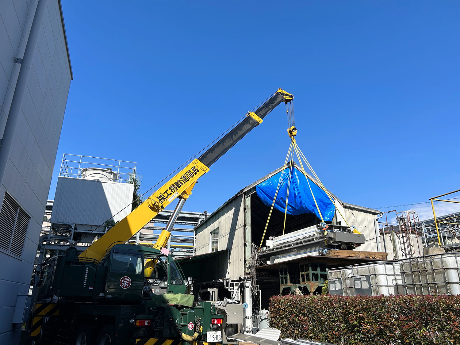 ラフタークレーンによる機会の搬入作業
